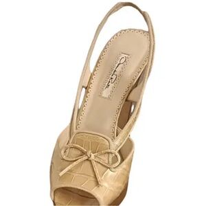 Oscar De La Renta
Alligator heels